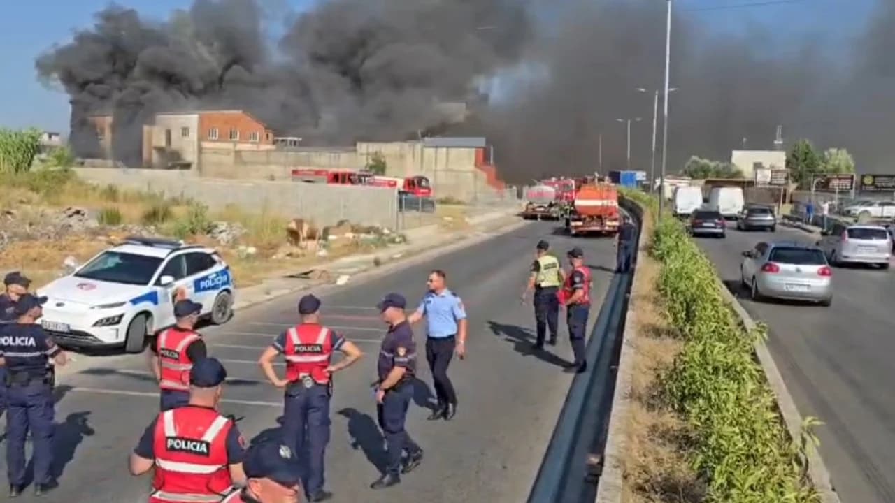 Merr flakë magazina në unazën e Shkozetit, raportohet për shpërthime, mbetet pa energji elektrike një pjesë e Durrësit