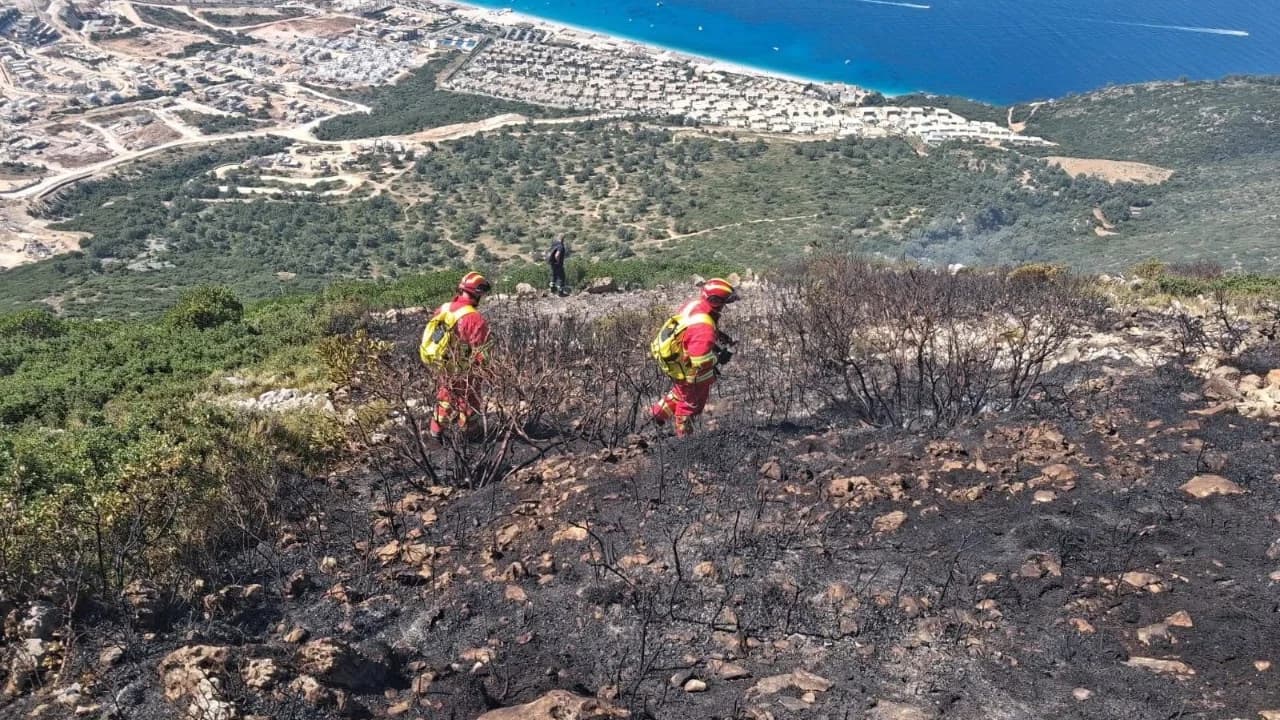 Shuhet plotësisht zjarri mbi tunelin e Llogarasë, zona vihet nën monitorim nga autoritetet
