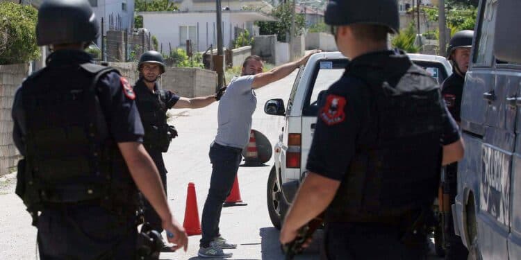 Kontrolle “blic” në Tiranë e Krujë, arrestohen 2 persona! Bllokohet një makinë luksoze, kapen armë e drogë